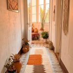 Tapis de couloir orange abstrait