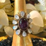 Bague violette aux pétales blanc